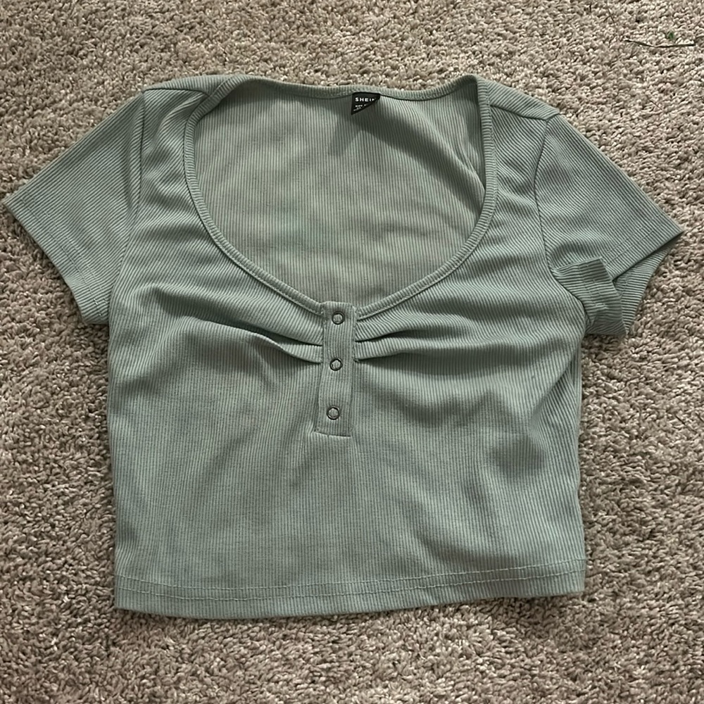 Green cropped tee
